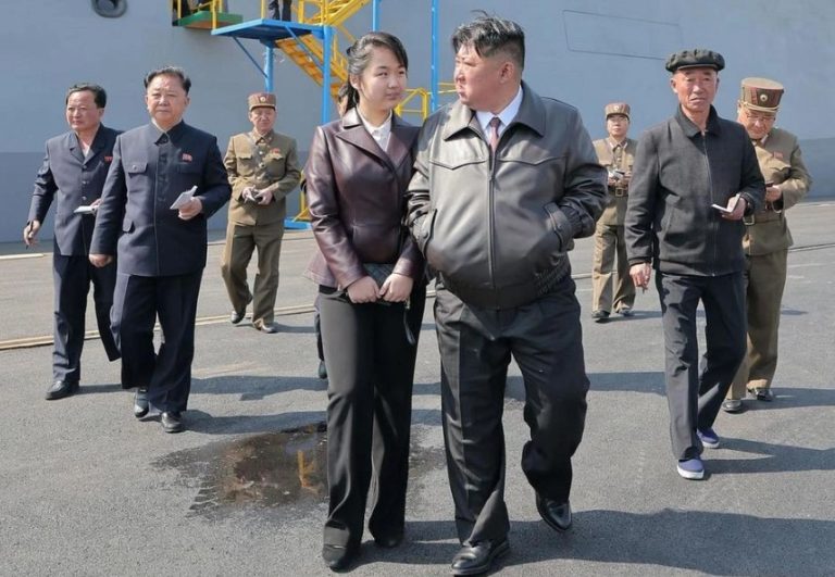 Nordkorea: Neuer Zerstörer bei Stapellauf beschädigt – Kim Jong-un reagiert wütend Nordkorea: Neuer Zerstörer bei Stapellauf beschädigt – Kim Jong-un reagiert wütend